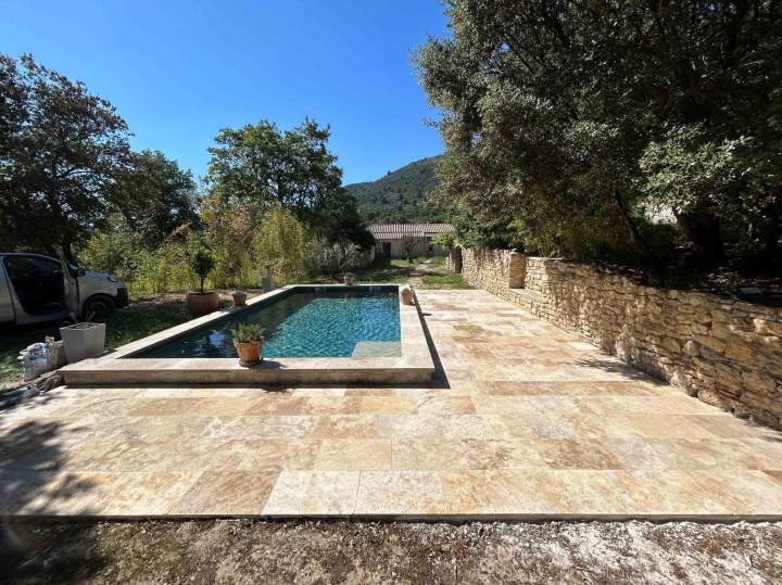 Pose de carrelage de piscine Cucuron