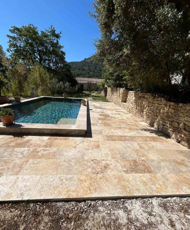 Pose carrelage grès cérame extérieur Cucuron