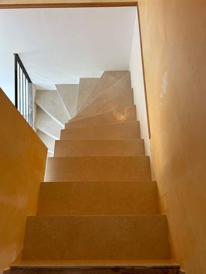 Habillage d'escalier carrelage moderne Cucuron